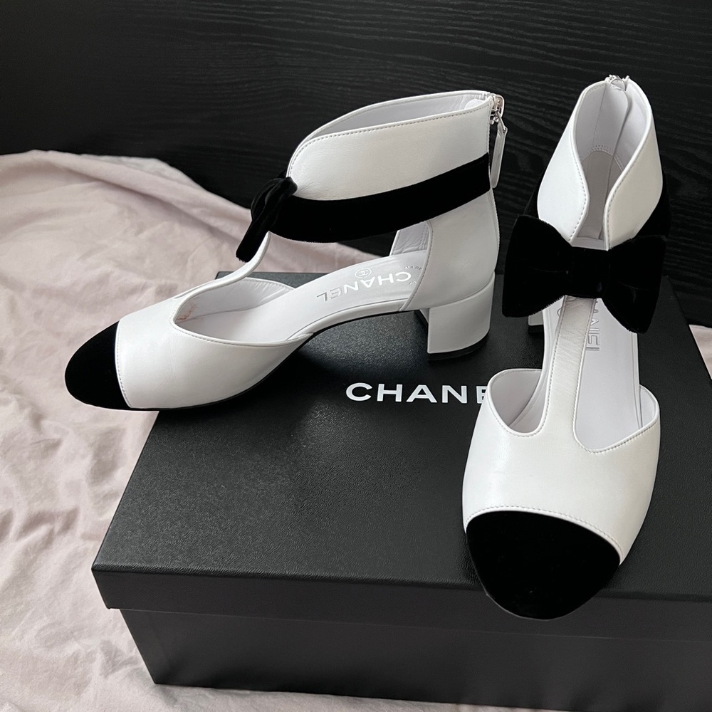 Auth Chanel White/ Black Leather Velvet Bow Pumps -Size.37.5  (PreLoved) - Picture 4 of 15